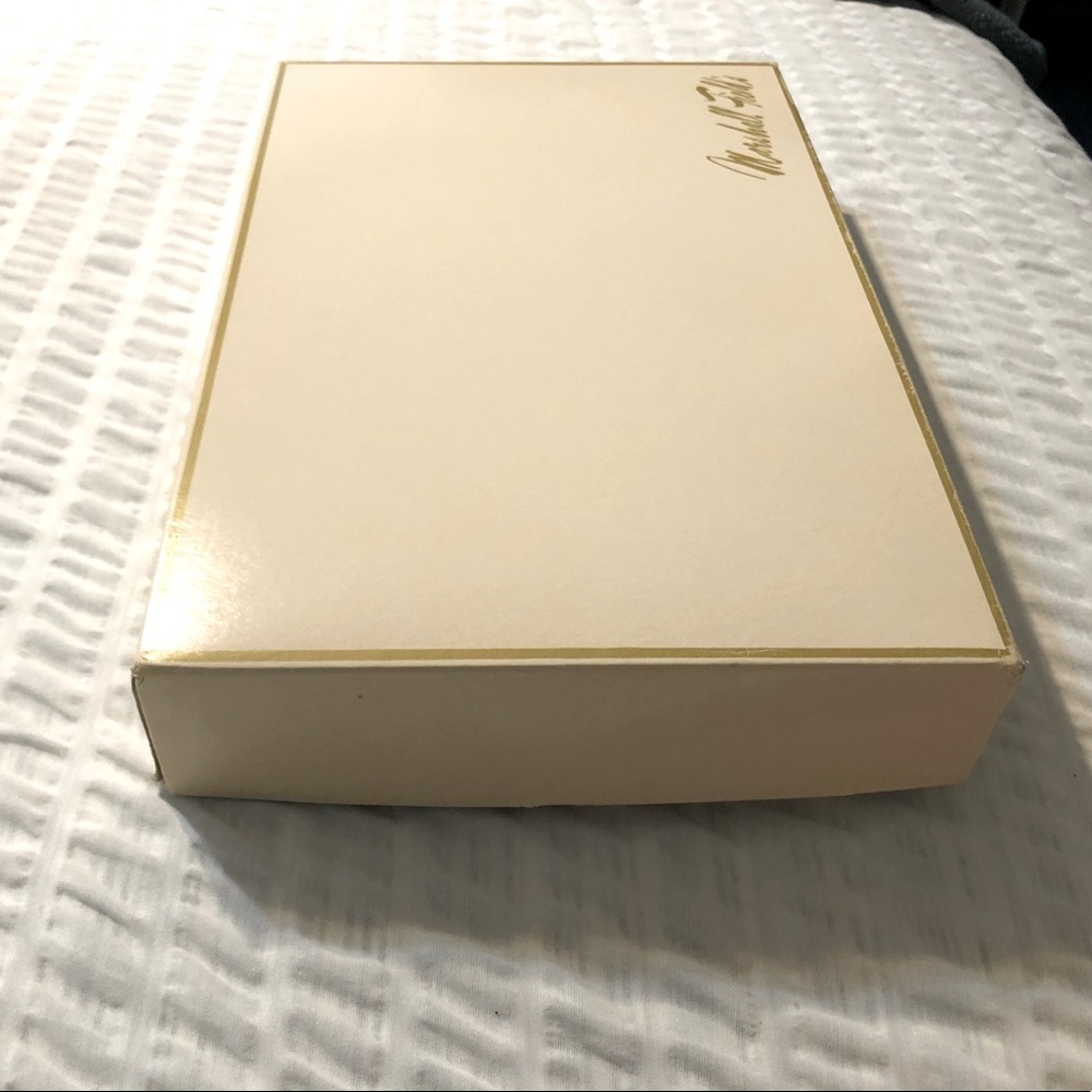 MARSHALL FIELD’S GIFT BOX vintage offwhite color with gold border size22x12 GUC - Picture 5 of 13